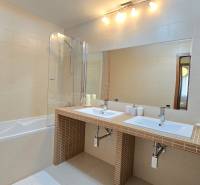 HD REALITY, Vám ponúka na Predaj 3-izbový Apartmán + Garážové státie - Kúpeľňa s vaňou a dvomi umývadlami v 3-izbovom byte, keramické obklady.