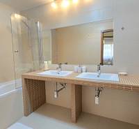 HD REALITY, Vám ponúka na Predaj 3-izbový Apartmán + Garážové státie - Kúpeľňa v 3-izbovom byte s dvojitým umývadlom a vaňou.