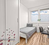 REZERVOVANÉ | NA PREDAJ 3-IZBOVÝ BYT S TERASOU, BLATNÁ NA OSTROVE - Detská izba s posteľou, skriňou a pracovným stolom. Podlaha s dreveným dekorom.