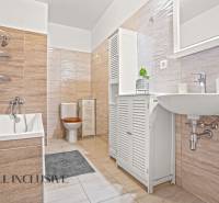 REZERVOVANÉ | NA PREDAJ 3-IZBOVÝ BYT S TERASOU, BLATNÁ NA OSTROVE - Kúpeľňa s vaňou a dlažbou v 3-izbovom byte.