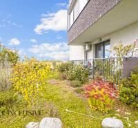 REZERVOVANÉ | NA PREDAJ 3-IZBOVÝ BYT S TERASOU, BLATNÁ NA OSTROVE - Exteriér 3-izbového bytu v Blatnej na Ostrove so záhradkou a terasou.