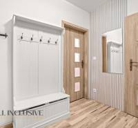 REZERVOVANÉ | NA PREDAJ 3-IZBOVÝ BYT S TERASOU, BLATNÁ NA OSTROVE - Vstupná hala v 3-izbovom byte s vešiakmi, zrkadlom a podlahou s dreveným dekorom.