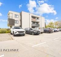 REZERVOVANÉ | NA PREDAJ 3-IZBOVÝ BYT S TERASOU, BLATNÁ NA OSTROVE - Parkovisko pred bytovou budovou v Blatnej na Ostrove pri 3-izbovom byte.