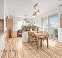 REZERVOVANÉ | NA PREDAJ 3-IZBOVÝ BYT S TERASOU, BLATNÁ NA OSTROVE - Jedáleň v 3-izbovom byte s podlahou s dreveným dekorom a množstvom rastlín.