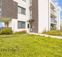 REZERVOVANÉ | NA PREDAJ 3-IZBOVÝ BYT S TERASOU, BLATNÁ NA OSTROVE - Exteriér 3-izbového bytu v Blatnej na Ostrove so záhradou a terasou.