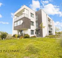 REZERVOVANÉ | NA PREDAJ 3-IZBOVÝ BYT S TERASOU, BLATNÁ NA OSTROVE - Bytový dom obklopený zeleňou v Blatnej na Ostrove, zahrňujúci aj priestor pre 3-izbový byt.