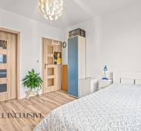 REZERVOVANÉ | NA PREDAJ 3-IZBOVÝ BYT S TERASOU, BLATNÁ NA OSTROVE - Spálňa v 3-izbovom byte s podlahou s dreveným dekorom a jednoduchým zariadením.