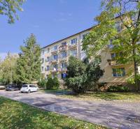 SEČOVSKÁ, 2-i tehlový byt, 56 m2, orientácia V a Z - OBKLOPENÝ ZELEŇOU - Bytový dom obklopený zeleňou na Sečovskej ulici v Bratislave - Ružinove.