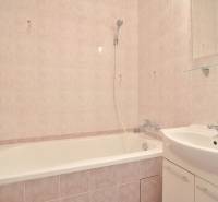 SEČOVSKÁ, 2-i tehlový byt, 56 m2, orientácia V a Z - OBKLOPENÝ ZELEŇOU - Kúpeľňa so sprchou a vaňou v 2-izbovom byte s béžovým obkladom.