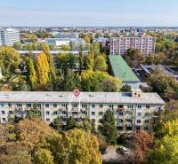 SEČOVSKÁ, 2-i tehlový byt, 56 m2, orientácia V a Z - OBKLOPENÝ ZELEŇOU - Pohľad na Sečovskú ulicu v Bratislave - Ružinove s 2-izbovými bytmi a zeleňou.