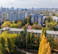 SEČOVSKÁ, 2-i tehlový byt, 56 m2, orientácia V a Z - OBKLOPENÝ ZELEŇOU - Výhľad na obytné bloky a zeleň v Bratislave-Ružinove na Sečovskej ulici.