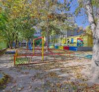 SEČOVSKÁ, 2-i tehlový byt, 56 m2, orientácia V a Z - OBKLOPENÝ ZELEŇOU - Detské ihrisko obklopené stromami a farebnými plotmi v Bratislave na ulici Sečovská.