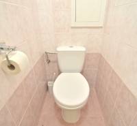 SEČOVSKÁ, 2-i tehlový byt, 56 m2, orientácia V a Z - OBKLOPENÝ ZELEŇOU - Kúpeľňa v 2-izbovom byte s keramickými dlaždicami a toaletou.