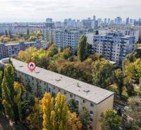 SEČOVSKÁ, 2-i tehlový byt, 56 m2, orientácia V a Z - OBKLOPENÝ ZELEŇOU - Letecký pohľad na sídlisko s panelákmi a zeleňou v Bratislave - Ružinove.