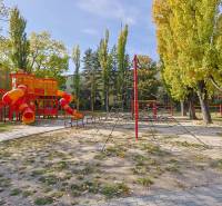 SEČOVSKÁ, 2-i tehlový byt, 56 m2, orientácia V a Z - OBKLOPENÝ ZELEŇOU - Detské ihrisko na Sečovskej ulici v Bratislave - Ružinov s preliezačkami a šmýkačkami.