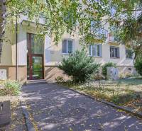 SEČOVSKÁ, 2-i tehlový byt, 56 m2, orientácia V a Z - OBKLOPENÝ ZELEŇOU - Vstup do bytovky na Sečovskej ulici v Bratislave - Ružinove, obklopený stromami a zeleňou.