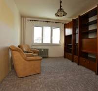 ÚTULNÝ, SVETLÝ 2 IZB.BYT S PRÍJEMNÝM VÝHĽADOM, DETVA - Obývacia izba v 2-izbovom byte so starším nábytkom a kobercom na podlahe.