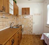 ÚTULNÝ, SVETLÝ 2 IZB.BYT S PRÍJEMNÝM VÝHĽADOM, DETVA - Kuchyňa v 2-izbovom byte s linkou, dlaždicami a podlahou s dreveným dekorom.