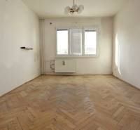 ÚTULNÝ, SVETLÝ 2 IZB.BYT S PRÍJEMNÝM VÝHĽADOM, DETVA - Izba s podlahou s dreveným dekorom v 2-izbovom byte, svetlé steny, stropné svietidlo.