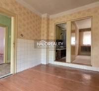 Predaj, rodinný dom Sľažany - EXKLUZÍVNE HALO REALITY - Interiér rodinného domu s podlahou s dreveným dekorom a tapetami.