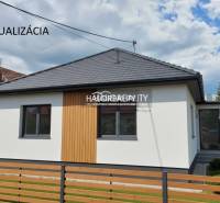Predaj, rodinný dom Sľažany - EXKLUZÍVNE HALO REALITY - Rodinný dom v Sľažanoch s bielou fasádou a dreveným dekorom.