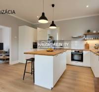 Predaj, rodinný dom Sľažany - EXKLUZÍVNE HALO REALITY - Kuchyňa rodinného domu s podlahou s dreveným dekorom a priestranným jedálenským ostrovčekom.