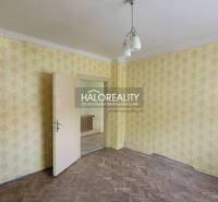 Predaj, rodinný dom Sľažany - EXKLUZÍVNE HALO REALITY - Interiér rodinného domu s žltými tapetami a drevenou podlahou.