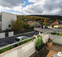 Slnečný 3i byt pod lesom, 74m2, balkón, parking, pivnica, Hainburg - Výhľad z balkóna na Hainburg, Brunnenstrasse s okolitou prírodou a susednými stavbami.