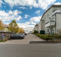 Slnečný 3i byt pod lesom, 74m2, balkón, parking, pivnica, Hainburg - Bytový dom a parkovisko v Hainburgu na Brunnenstrasse pri slnečnom počasí.