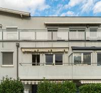 Slnečný 3i byt pod lesom, 74m2, balkón, parking, pivnica, Hainburg - Bytovka v Hainburgu na Brunnenstrasse s balkónmi a zeleňou, vhodná pre 3-izbový byt.