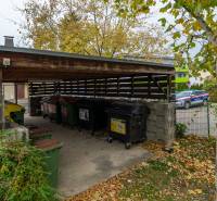 Slnečný 3i byt pod lesom, 74m2, balkón, parking, pivnica, Hainburg - Parkovanie a smetné nádoby na ulici Brunnenstrasse v Hainburgu pod dreveným prístreškom.