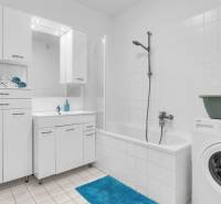 Slnečný 3i byt pod lesom, 74m2, balkón, parking, pivnica, Hainburg - Kúpeľňa v 3-izbovom byte s práčkou, vaňou a bielym nábytkom.