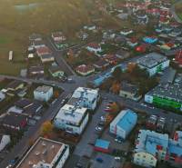 Slnečný 3i byt pod lesom, 74m2, balkón, parking, pivnica, Hainburg - Letecký pohľad na ulice Hainburg an der Donau s domami a zeleňou.