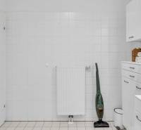 Slnečný 3i byt pod lesom, 74m2, balkón, parking, pivnica, Hainburg - Kúpeľňa v 3-izbovom byte s bielymi dlaždicami a úložnými skrinkami.