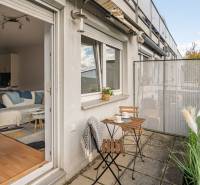 Slnečný 3i byt pod lesom, 74m2, balkón, parking, pivnica, Hainburg - Balkón 3-izbového bytu s výhľadom na Brunnenstrasse v Hainburgu, s podlahou s dreveným dekorom.