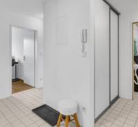 Slnečný 3i byt pod lesom, 74m2, balkón, parking, pivnica, Hainburg - Chodba v 3-izbovom byte s bielymi stenami, dlažbou a vstupom do kúpeľne.