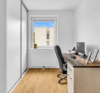 Slnečný 3i byt pod lesom, 74m2, balkón, parking, pivnica, Hainburg - Pracovňa v 3-izbovom byte s počítačovým stolom a podlahou s dreveným dekorom.