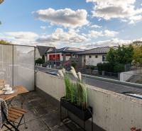 Slnečný 3i byt pod lesom, 74m2, balkón, parking, pivnica, Hainburg - Balkón s útulným posedením na Brunnenstrasse v Hainburgu, s výhľadom na okolie.