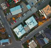 Slnečný 3i byt pod lesom, 74m2, balkón, parking, pivnica, Hainburg - Letecký pohľad na budovy a ulice v Hainburg, Brunnenstrasse, obklopujúce 3-izbové byty.