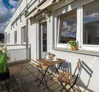 Slnečný 3i byt pod lesom, 74m2, balkón, parking, pivnica, Hainburg - Balkón v 3-izbovom byte na Hainburg, Brunnenstrasse s výhľadom na ulicu a zeleň.