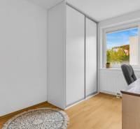 Slnečný 3i byt pod lesom, 74m2, balkón, parking, pivnica, Hainburg - Pracovný kút s oknom, písacím stolom a podlahou s dreveným dekorom v 3-izbovom byte.