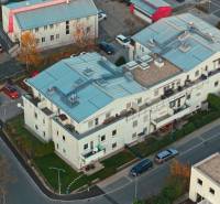 Slnečný 3i byt pod lesom, 74m2, balkón, parking, pivnica, Hainburg - Pohľad zhora na obytné budovy na Hainburg, Brunnenstrasse v meste Hainburg an der Donau.