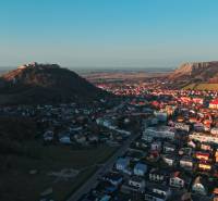 Slnečný 3i byt pod lesom, 74m2, balkón, parking, pivnica, Hainburg - Letecký pohľad na mesto Hainburg an der Donau, ulica Brunnenstrasse.