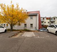 Slnečný 3i byt pod lesom, 74m2, balkón, parking, pivnica, Hainburg - Parkovisko pred budovou s jesenným stromom na Brunnenstrasse, Hainburg an der Donau.