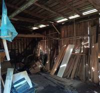 Hospodárska usadlosť  - Drevená hospodárska budova s uskladneným materiálom a náradím pri rodinnom dome v Horných Hámroch.