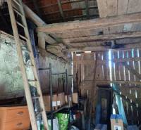 Hospodárska usadlosť  - Sklad v rodinnom dome s dreveným obložením a uloženými krabicami.