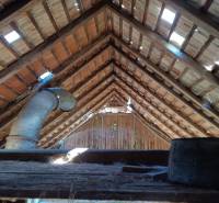 Hospodárska usadlosť  - Podkrovie rodinného domu v Horných Hámroch so sklenenými otvormi a výstupom komína.