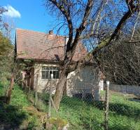 Hospodárska usadlosť  - Rodinný dom v Horných Hámroch s terakotovou strechou obklopený prírodou a plotom.