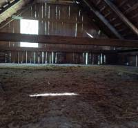 Hospodárska usadlosť  - Povala Rodinného domu v Horných Hámroch so starou drevenou konštrukciou a strešnou krytinou.