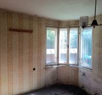 Hospodárska usadlosť  - Interiér rodinného domu s tapetami a veľkými oknami.